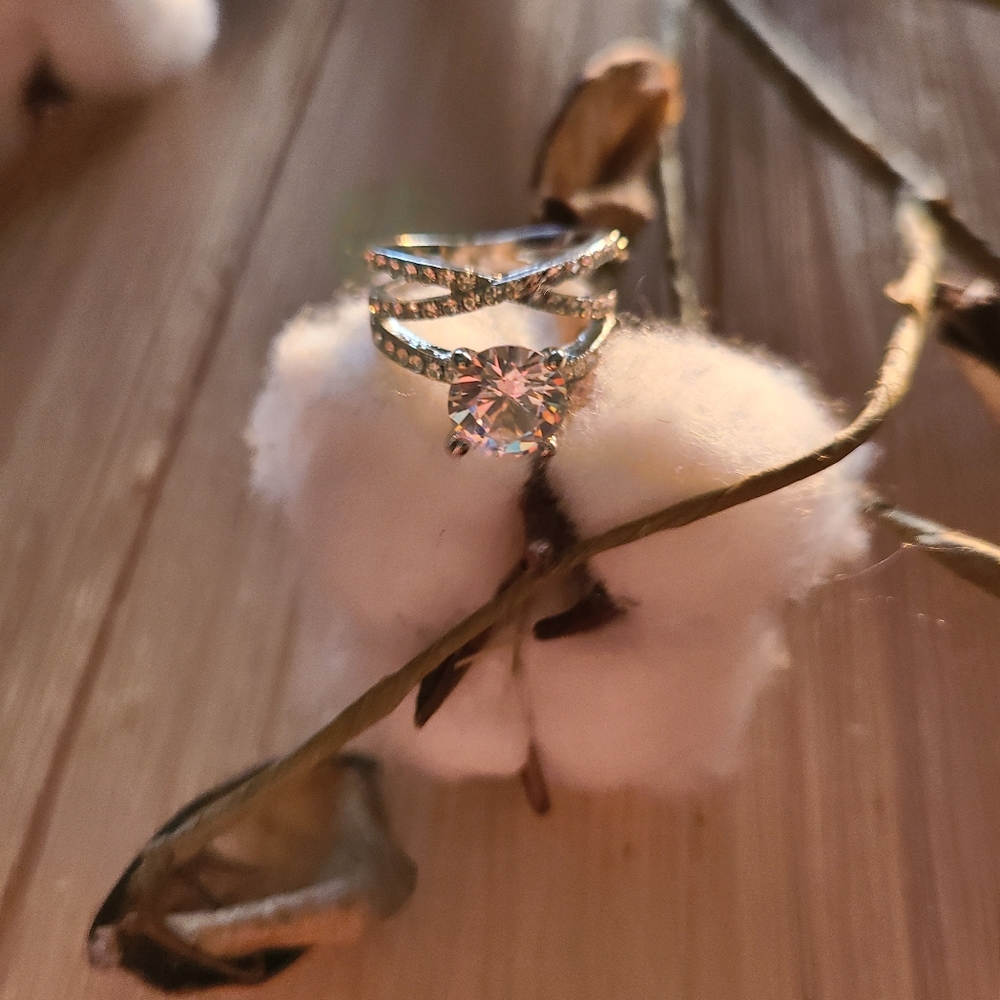 🔥🔥HOT!!🔥🔥NEW ITEM!! BEAUTIFUL!2kt center CZ stone with Winding band and CZ's - Picture 5 of 8